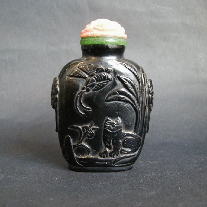 Snuff bottle &quot;jais&quot; sculpted in low relief with a cat looking at a butterfly and other face with two rabbits. Mask on the sides | MasterArt